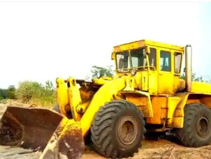 建筑工地上的机械唱响：大型与小型设备的交响曲